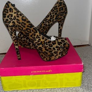 Classic leopard velvet peep toe pumps, size 8